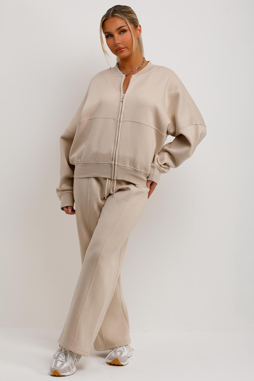 AVRA | Sudadera Bomber con Pantalones de Chándal Color Beige