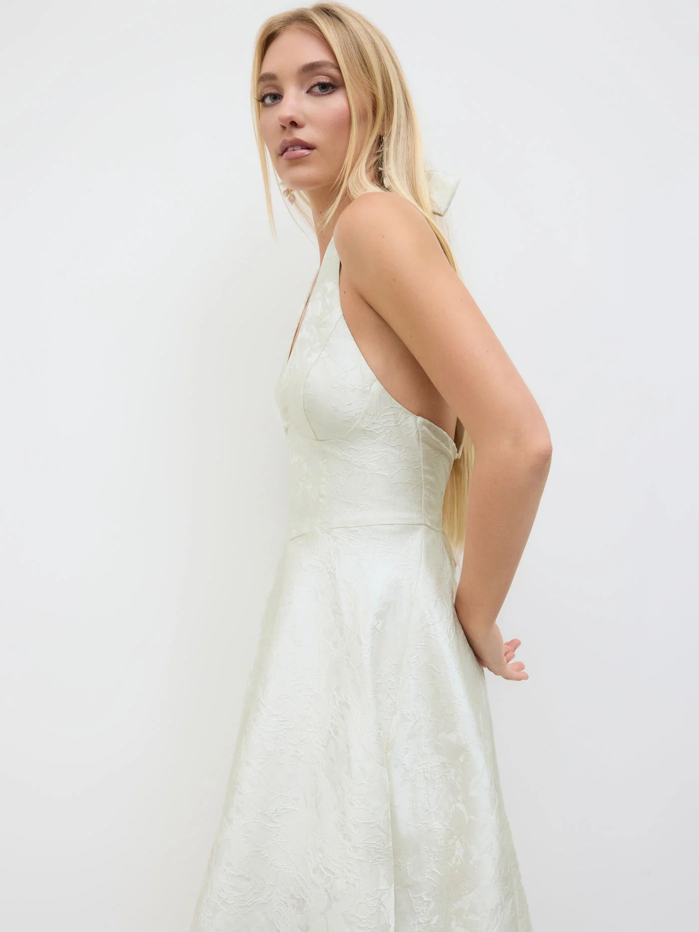 Vestido de Encaje con Escote Halter de Jacquard