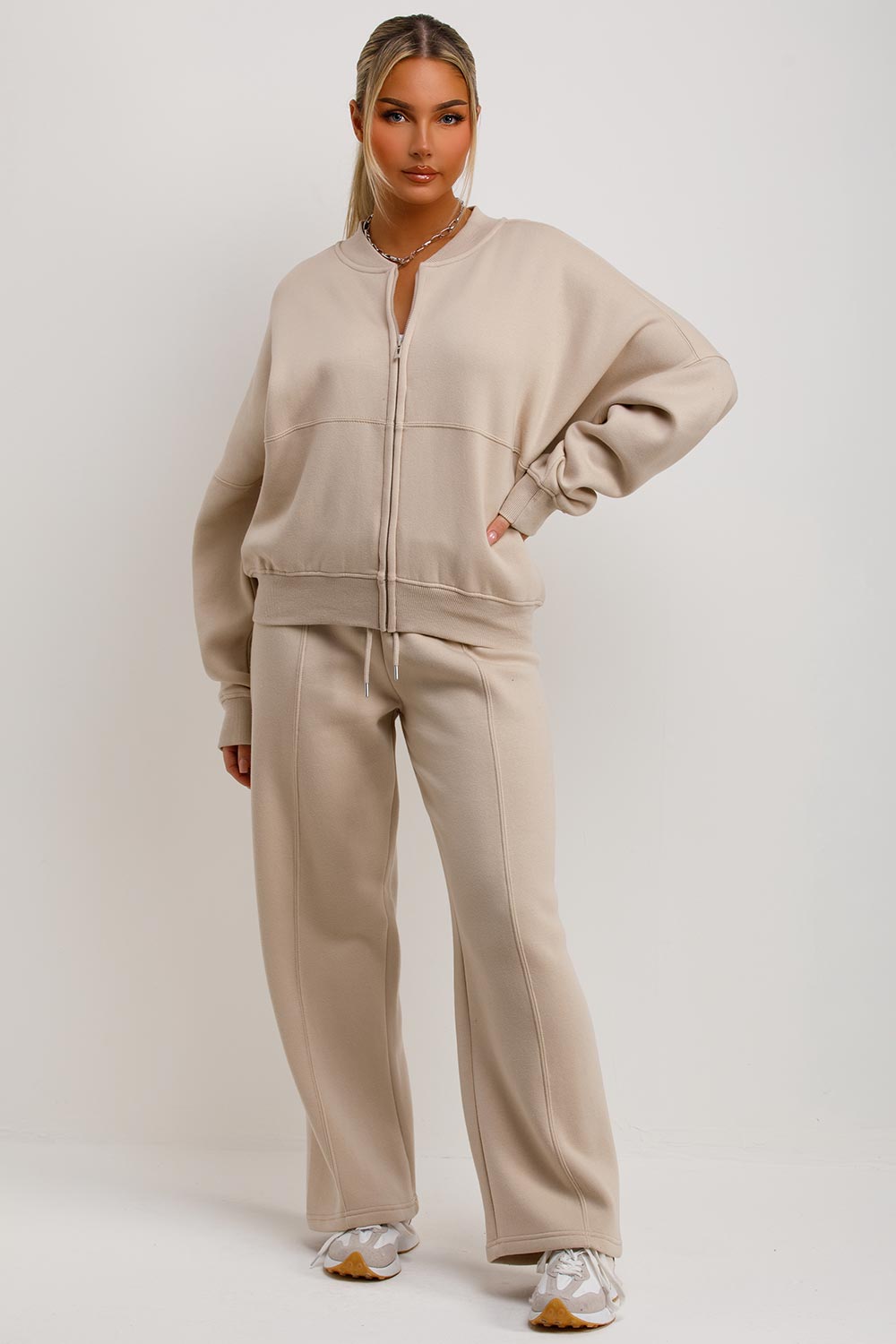 AVRA | Sudadera Bomber con Pantalones de Chándal Color Beige