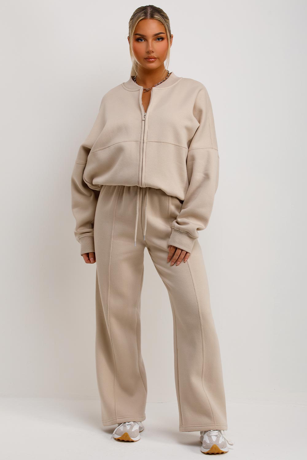 AVRA | Sudadera Bomber con Pantalones de Chándal Color Beige